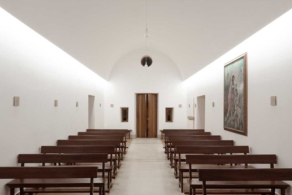 Fronte della cappella con abitanti del villaggio