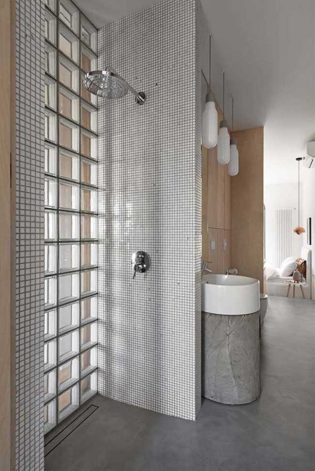 Round sink and shower