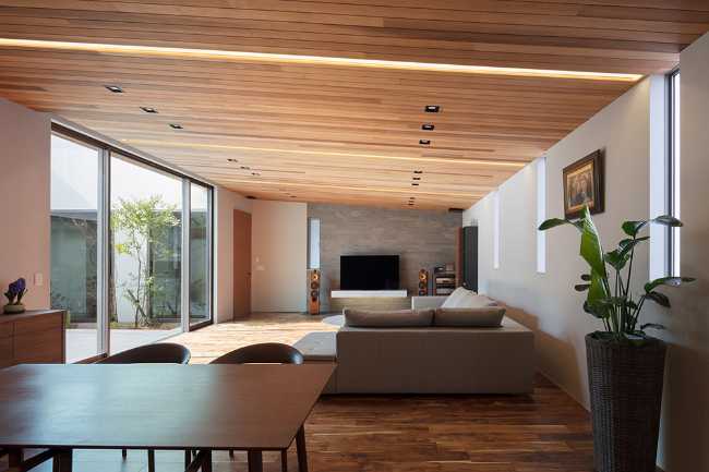 Salotto con soffitto in cedro rosso