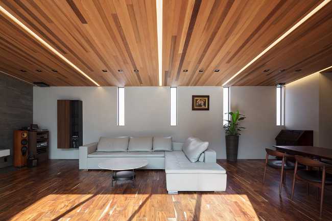 Salotto con soffitto in cedro rosso