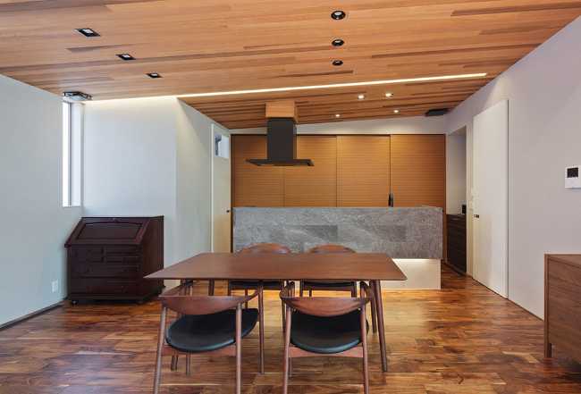 Interno cucina soffitto e pavimento in cedro rosso