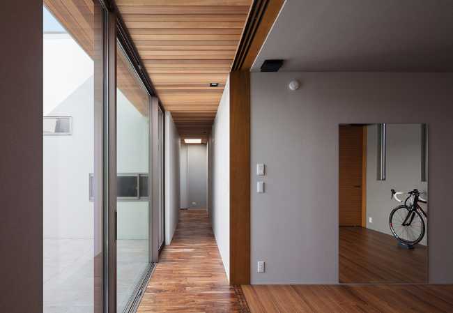 Corridoio e porta finestra sul cortile