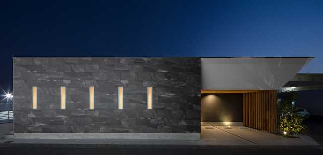 Parete esterna in pietra con feritoie