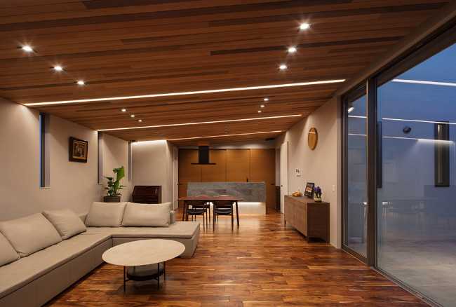 Interno abitazione in legno illuminazione contemporanea