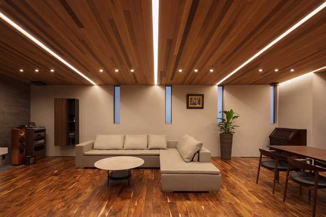 Interno abitazione in legno illuminazione contemporanea