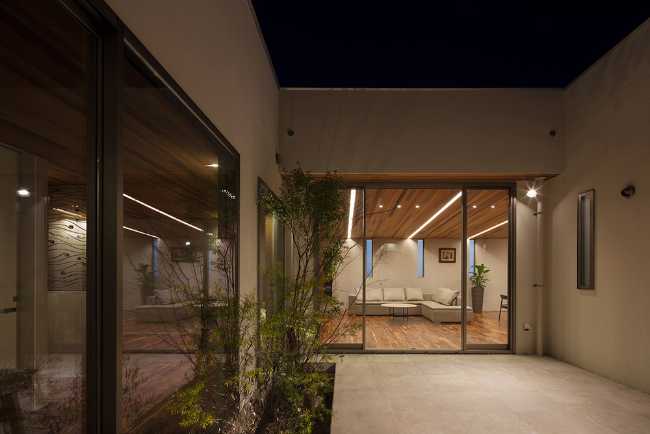 Interno abitazione in legno illuminazione contemporanea