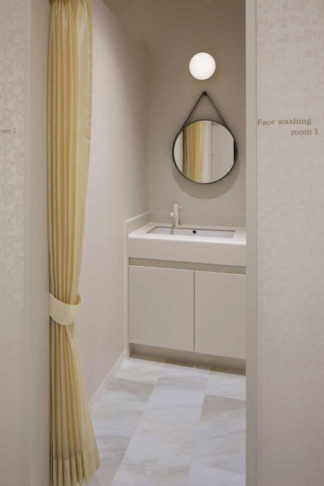 Clinica estetiva a Ginza con rivestimenti Iris Ceramica