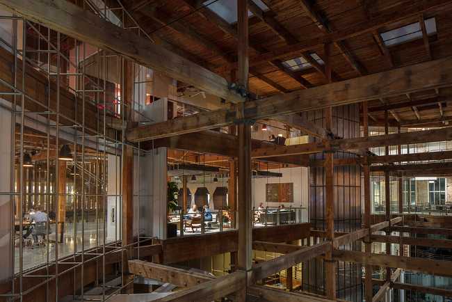 Spazio a doppia altezza in legno