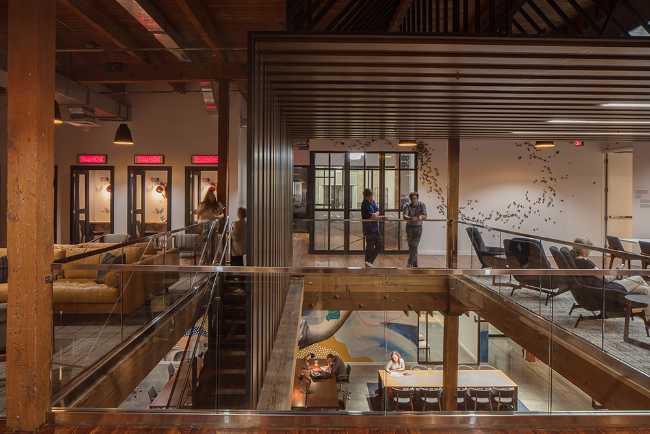 Spazio a doppia altezza in legno