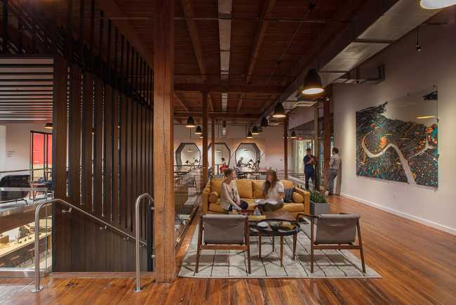 Spazio a doppia altezza in legno