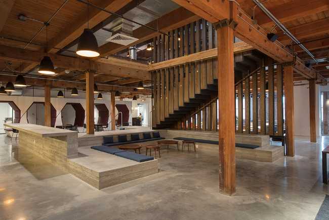 Spazio a doppia altezza con struttura in legno