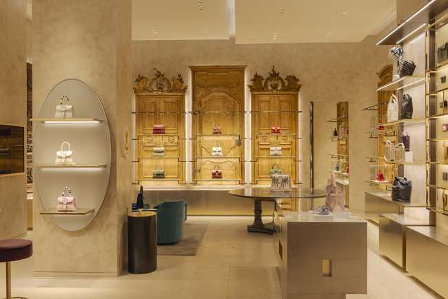 Exhibitors created with old doors Delvaux store Paris