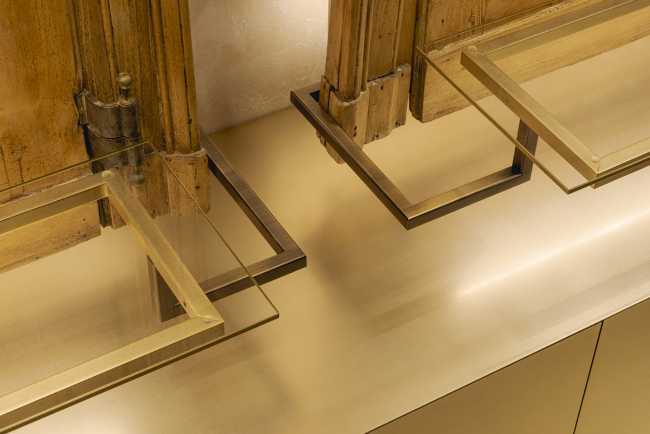 Delavaux bags display detail