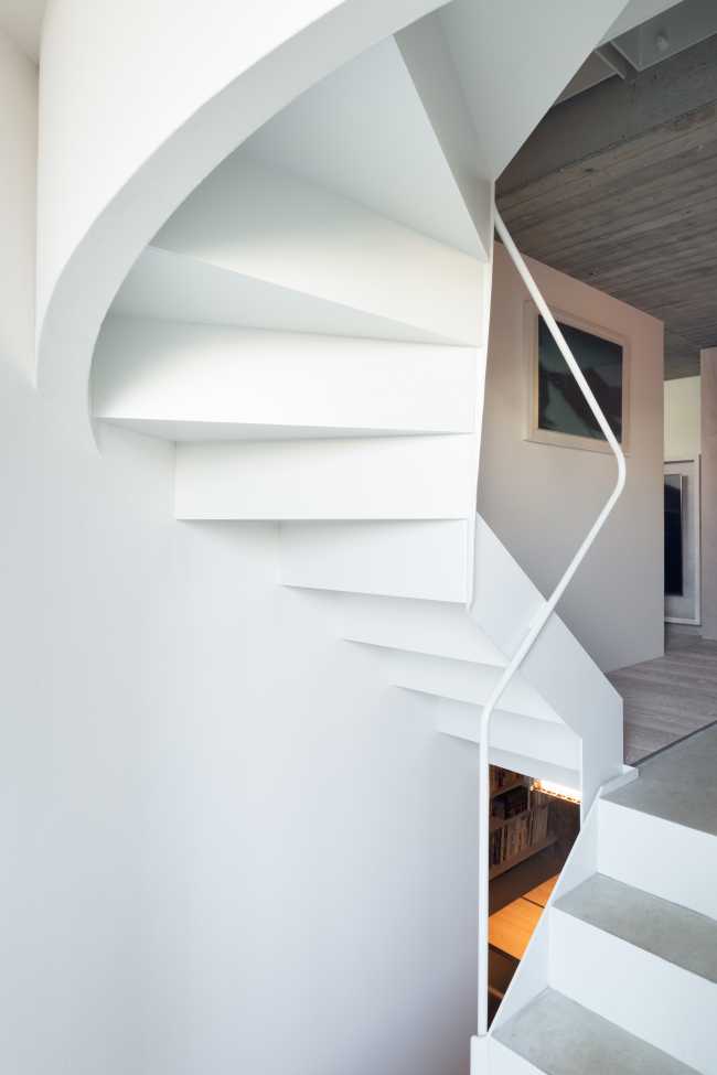 escalera de caracol de metal blanco