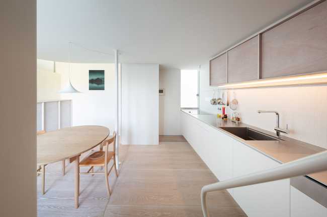 cocina de madera blanca