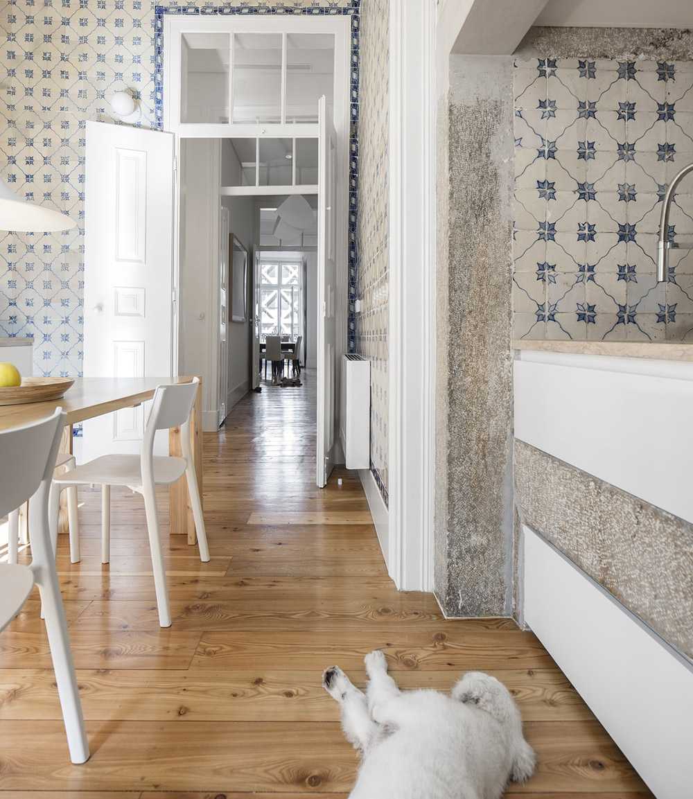 Cucina con piastrelle storico e cane sdraiato