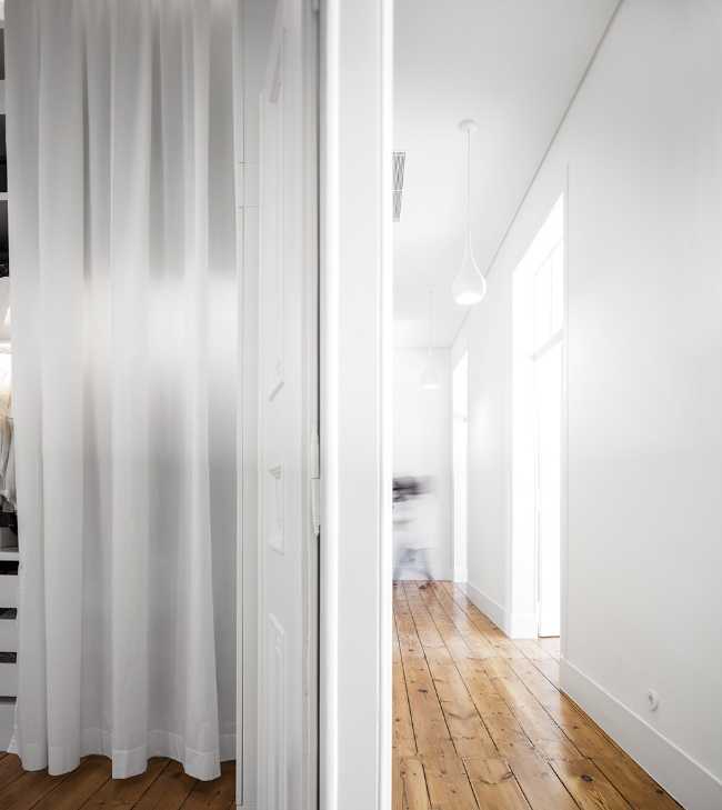 Corridoio con pareti bianche e parquet