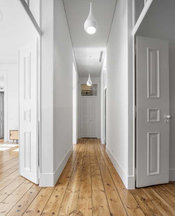 Corridoio con pareti bianche e parquet