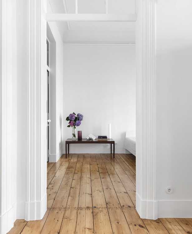 Appartamento con pareti bianche e parquet