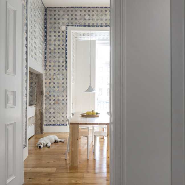 Appartamento con pareti bianche e parquet