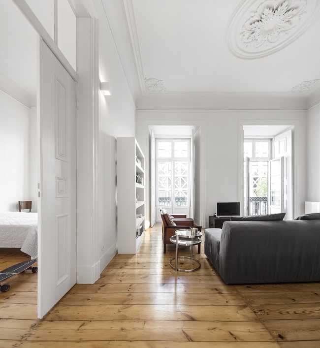 Salotto con parquet e divano grigio