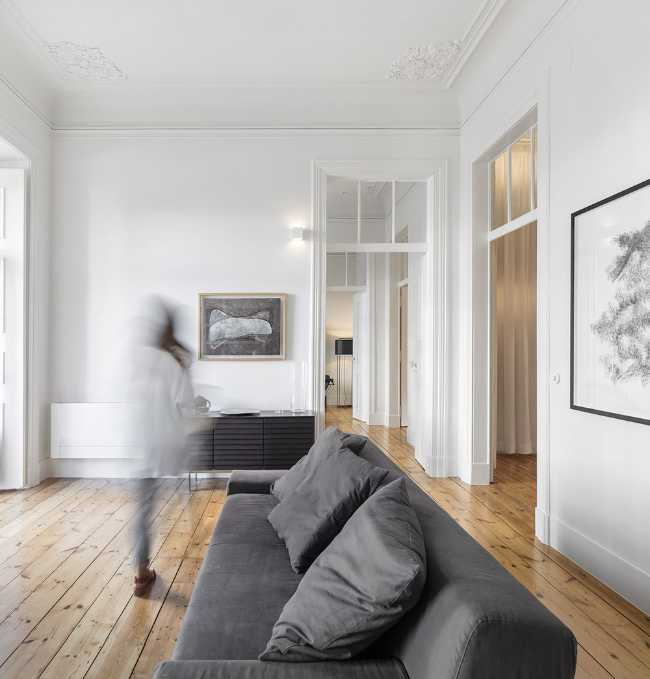 Salotto con parquet e divano grigio