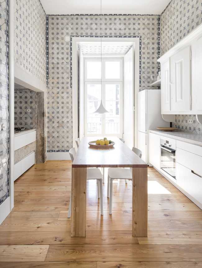 Cucina luminosa con parquet