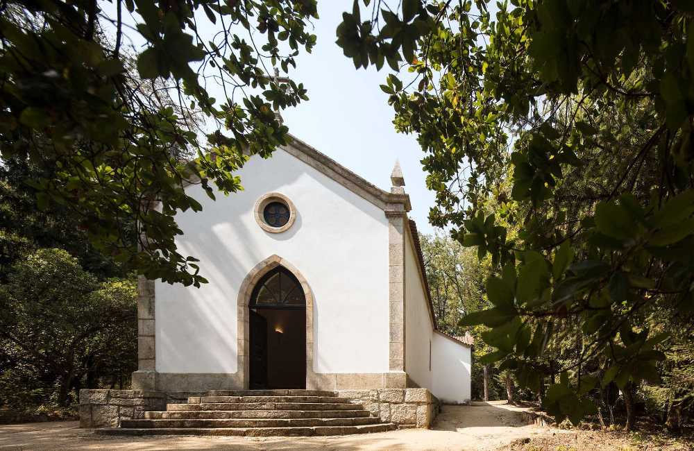 Capilla blanca entre los árboles