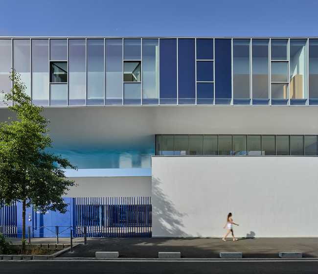 Grupo escolar con vitral horizontal