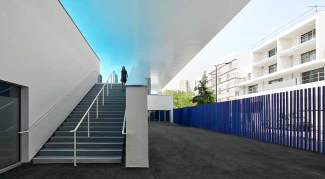 Edificio público y escaleras