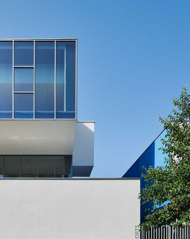 Edificio azul y cielo