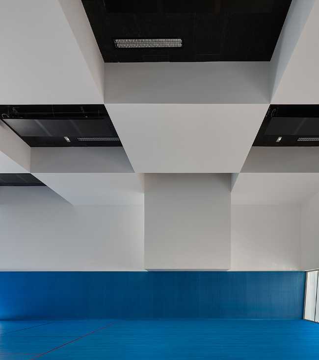 Edificio blanco y azul