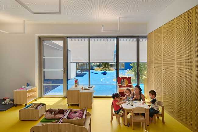 Aula de escuela amarilla