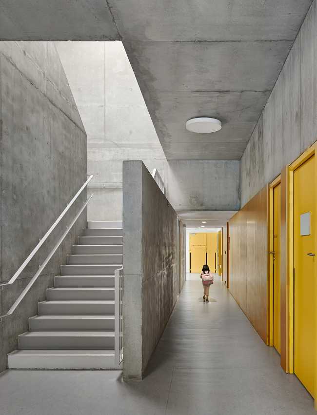 Pasillo hormigón y puertas amarillas