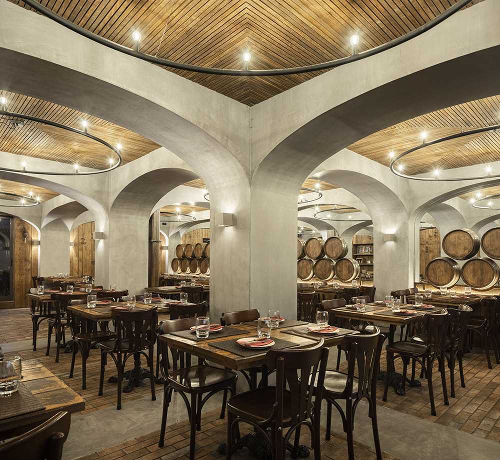 Archi in cemento e soffitti in legno