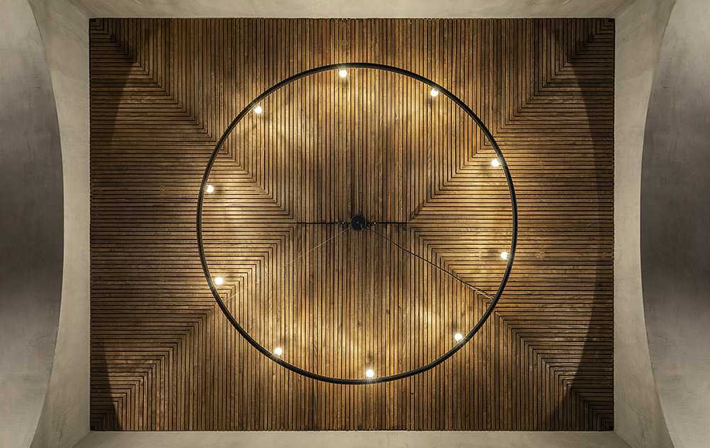 Archi in cemento e soffitti in legno