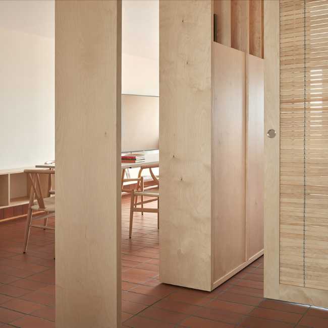 Mobili in legno e pavimento in argilla