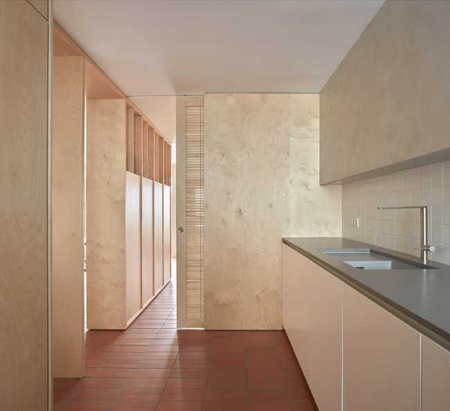 Mobili in legno e pavimento in argilla