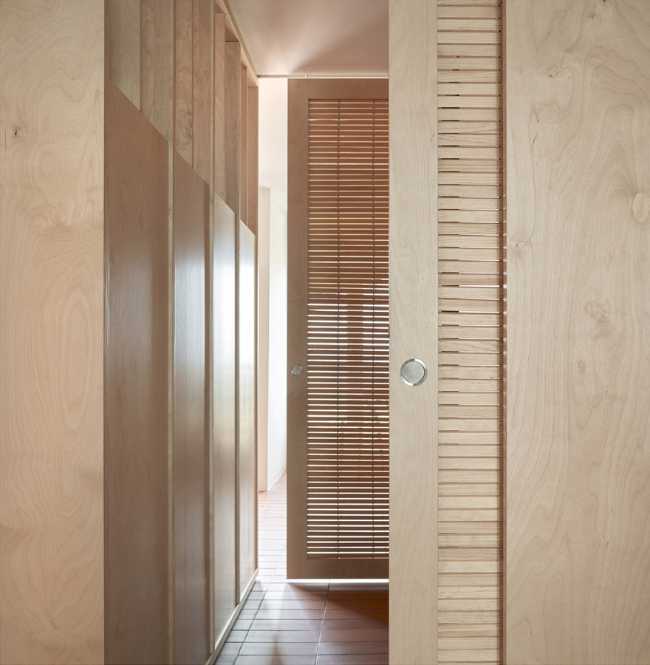 Mobili in legno e pavimento in argilla