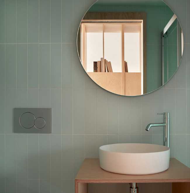 bagno con parete verde