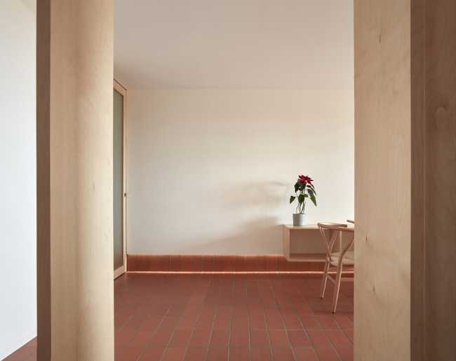 Mobili in legno e pavimento in argilla