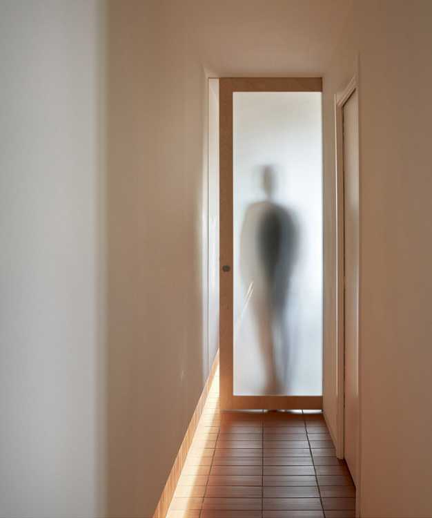 Corridoio con porta vetro opaco