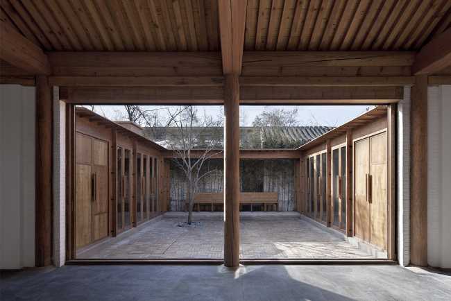 Corte in legno con finestra