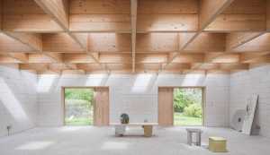 Atelier con soffitto cassettonato in legno
