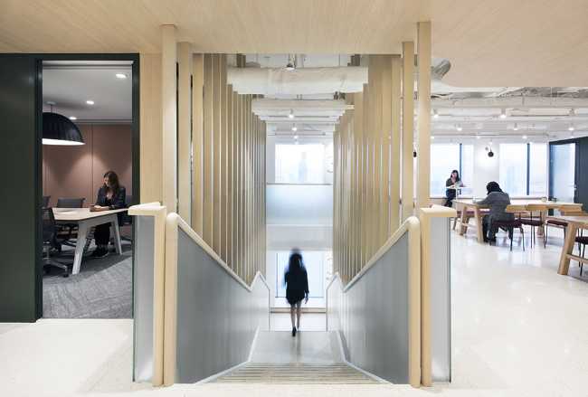 Stair body with full-height wooden slats