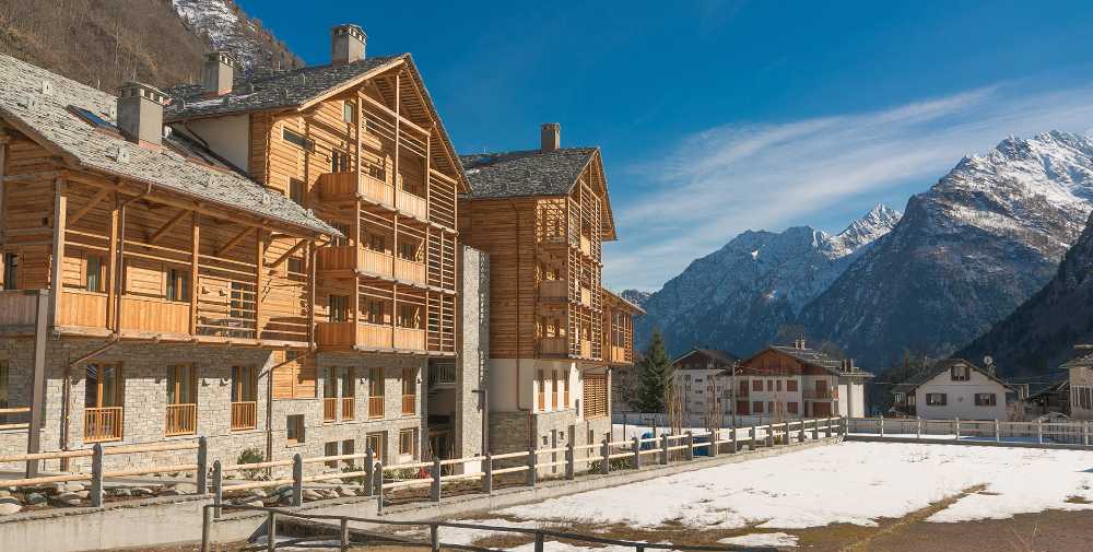 Resort in legno con montagna allo sfondo