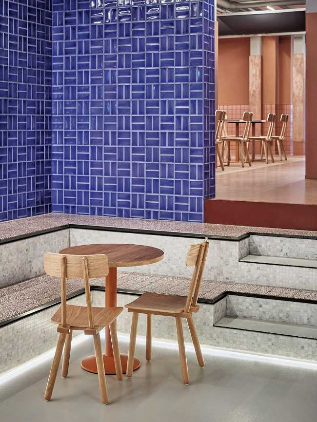 New food court in Holland. Vibrant space to enjoy meetings and local flavors