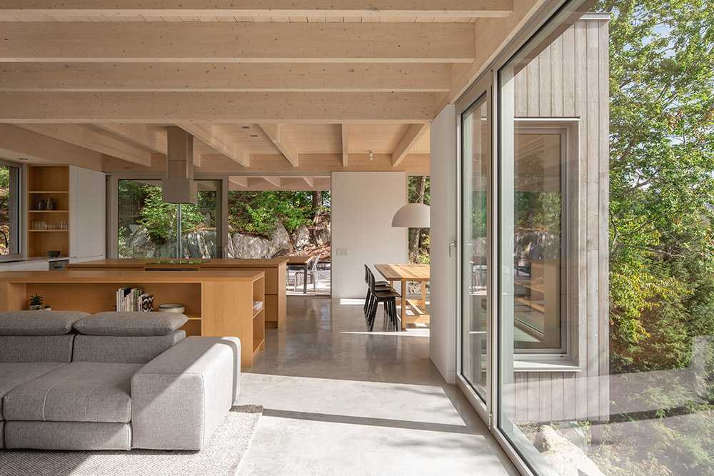 Forest House: walls that do not separate but welcome you into nature