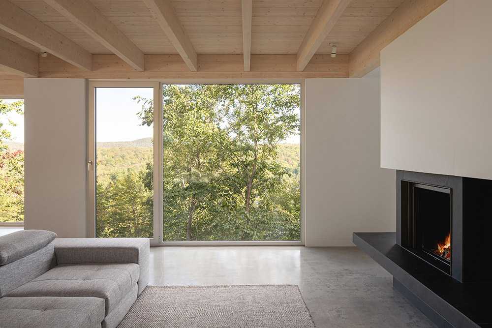 Forest House: walls that do not separate but welcome you into nature