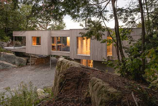 Forest House: walls that do not separate but welcome you into nature